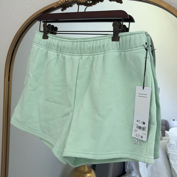 NEW ALO ACCOLADE SHORTS SPEARMINT - Picture 1 of 4